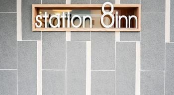 Imagen de los interiores del Hotel Station Eight Inn. Foto 4