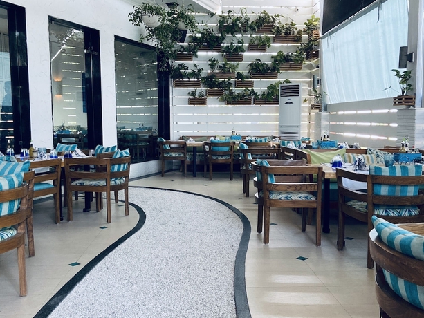 Imagen del bar/restaurante del Hotel Status Club Resort. Foto 6