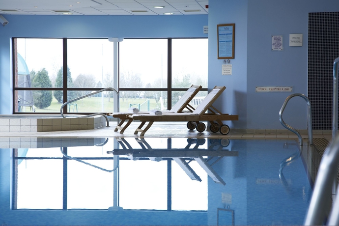 Imagen de la piscina del Hotel Staverton Park and Golf Club. Foto 7