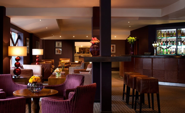 Imagen del bar/restaurante del Hotel Staverton Park and Golf Club. Foto 1