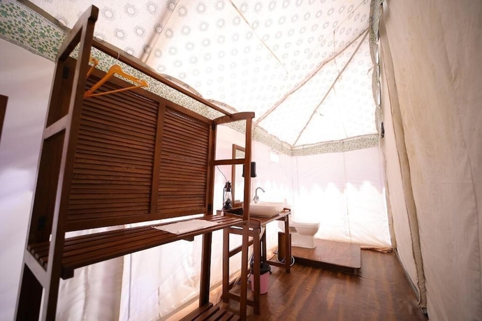 Imagen de los interiores del Hotel Stay In Kumbh. Foto 12