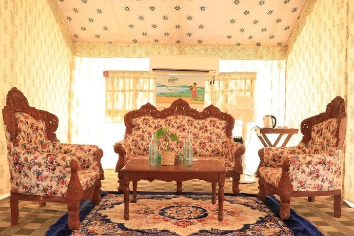 Imagen de los interiores del Hotel Stay In Kumbh. Foto 13