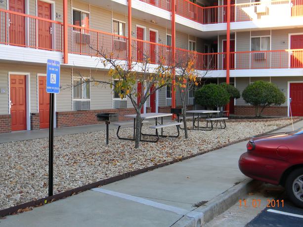 Imagen de los exteriores del Hotel Stay Inn And Suites, Stockbridge. Foto 13