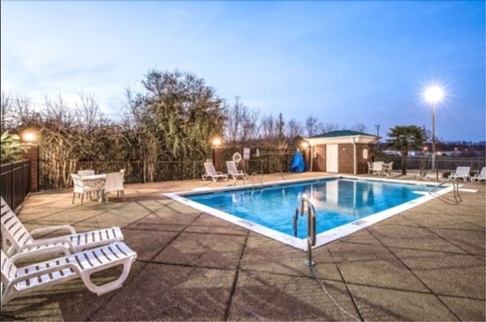 Imagen de la piscina del Hotel Stay Inn and Suites Montgomery. Foto 19