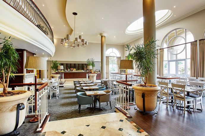 Imagen del bar/restaurante del Hotel StayEasy Century City. Foto 3