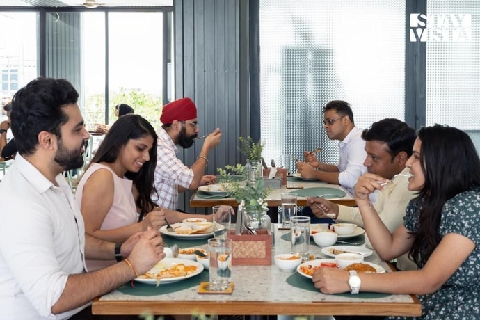Imagen del bar/restaurante del Hotel StayVista Residences near Cyber City Hub. Foto 1