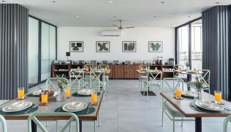 Imagen del bar/restaurante del Hotel StayVista Residences near Cyber City Hub. Foto 2