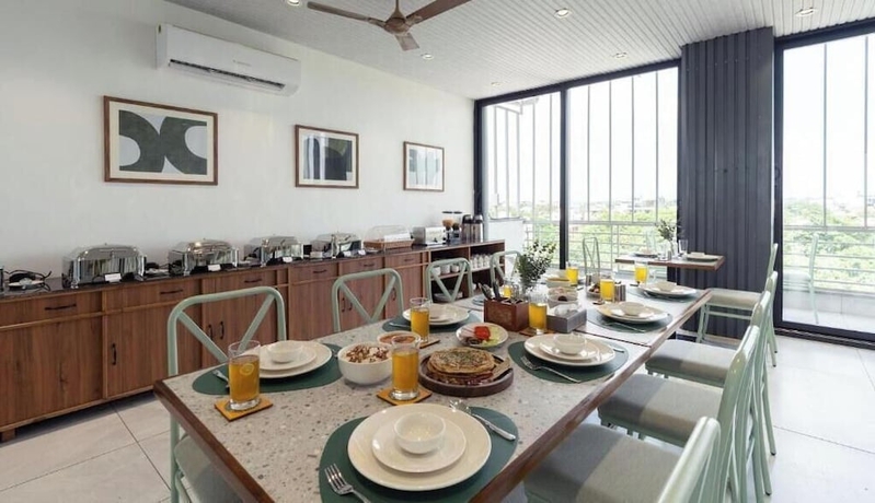 Imagen del bar/restaurante del Hotel StayVista Residences near Cyber City Hub. Foto 3