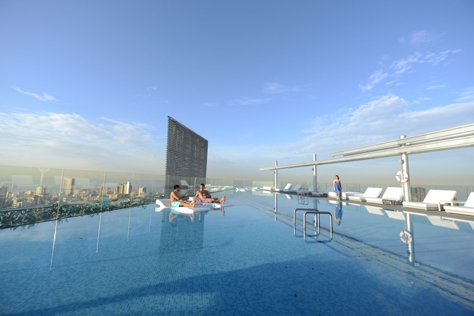 Imagen de la piscina del Hotel Staybridge Suites Beirut, An Ihg. Foto 14
