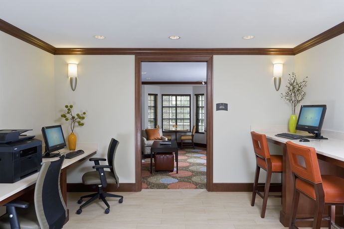 Imagen del bar/restaurante del Hotel Staybridge Suites Canton, An Ihg. Foto 2