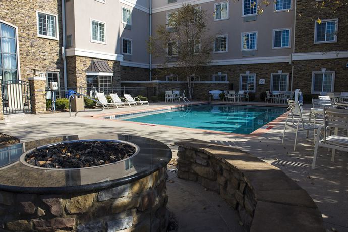 Imagen de la piscina del Hotel Staybridge Suites Columbus Ft. Benning, An Ihg. Foto 18