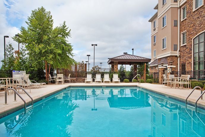 Imagen de la piscina del Hotel Staybridge Suites Columbus Ft. Benning, An Ihg. Foto 19