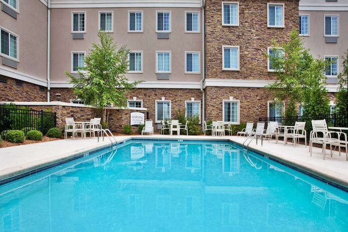 Imagen de la piscina del Hotel Staybridge Suites Columbus Ft. Benning, An Ihg. Foto 20