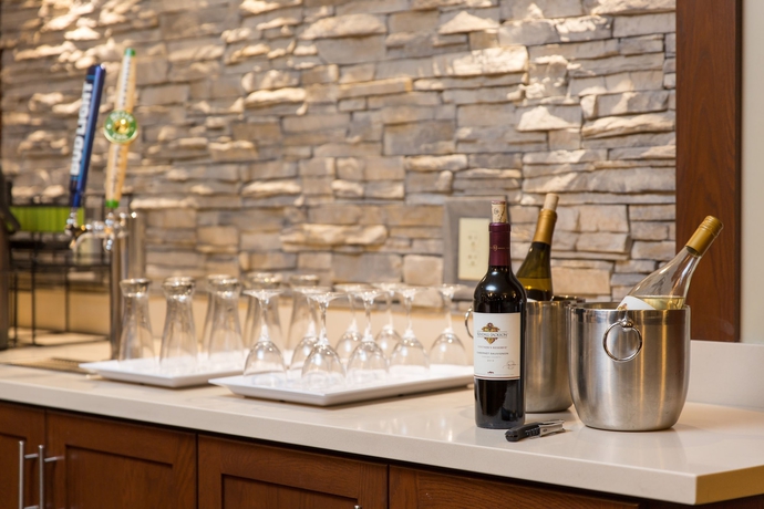 Imagen del bar/restaurante del Hotel Staybridge Suites Corona South, An Ihg. Foto 2