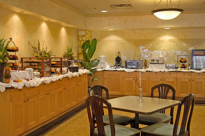 Imagen del bar/restaurante del Hotel Staybridge Suites Dallas Market Ctr Love Field by IHG. Foto 3
