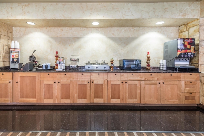 Imagen del bar/restaurante del Hotel Staybridge Suites Dallas Market Ctr Love Field by IHG. Foto 5