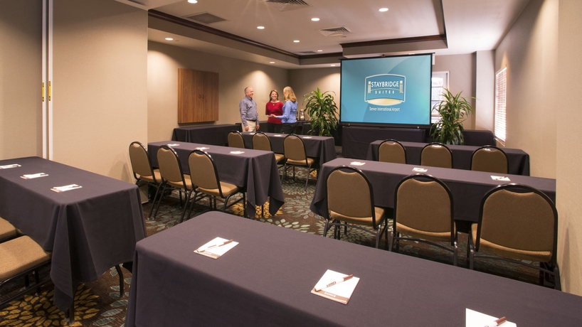 Imagen de los interiores del Hotel Staybridge Suites Denver International Airport, An Ihg. Foto 10