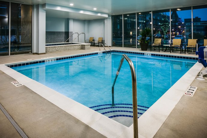 Imagen de la piscina del Hotel Staybridge Suites Des Moines Downtown, an IHG. Foto 20