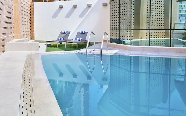 Imagen de la piscina del Hotel Staybridge Suites Doha Lusail. Foto 20