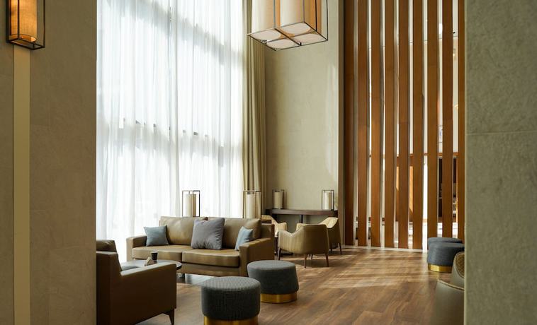 Imagen de los interiores del Hotel Staybridge Suites Dubai Al-Maktoum Airport, an IHG. Foto 11