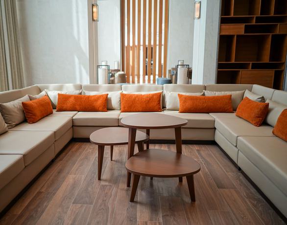 Imagen de los interiores del Hotel Staybridge Suites Dubai Al-Maktoum Airport, an IHG. Foto 12