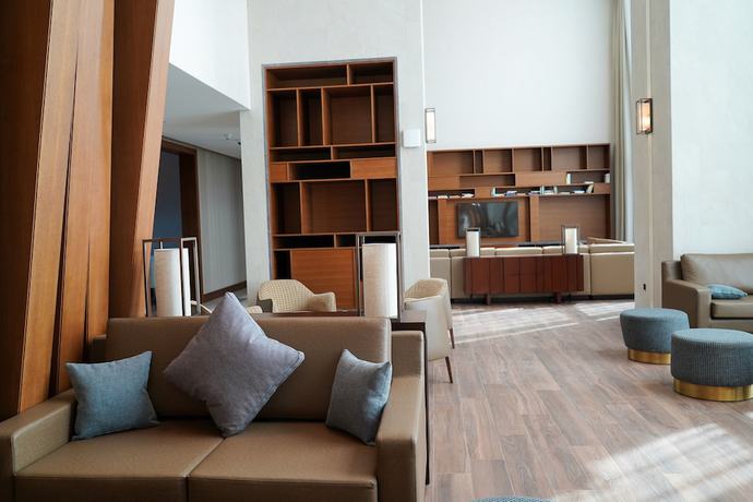 Imagen de los interiores del Hotel Staybridge Suites Dubai Al-Maktoum Airport, an IHG. Foto 13