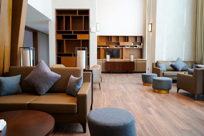 Imagen de los interiores del Hotel Staybridge Suites Dubai Al-Maktoum Airport, an IHG. Foto 14