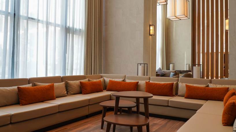 Imagen de los interiores del Hotel Staybridge Suites Dubai Al-Maktoum Airport, an IHG. Foto 15