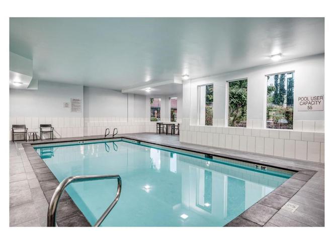 Imagen de la piscina del Hotel Staybridge Suites Federal Way - Seattle South by IHG. Foto 13