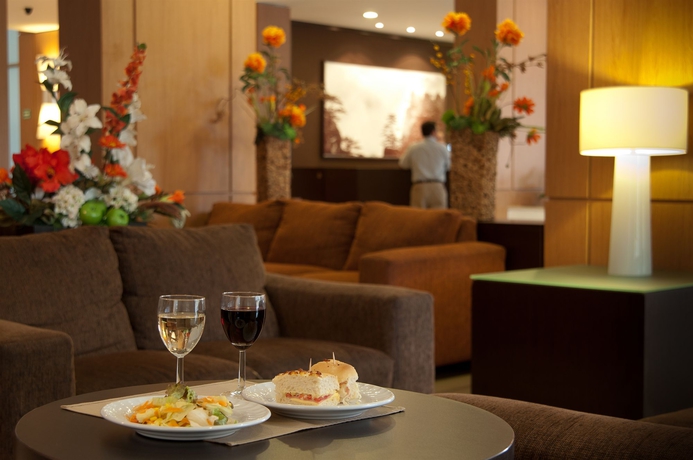 Imagen del bar/restaurante del Hotel Staybridge Suites Guadalajara Expo, An Ihg. Foto 3