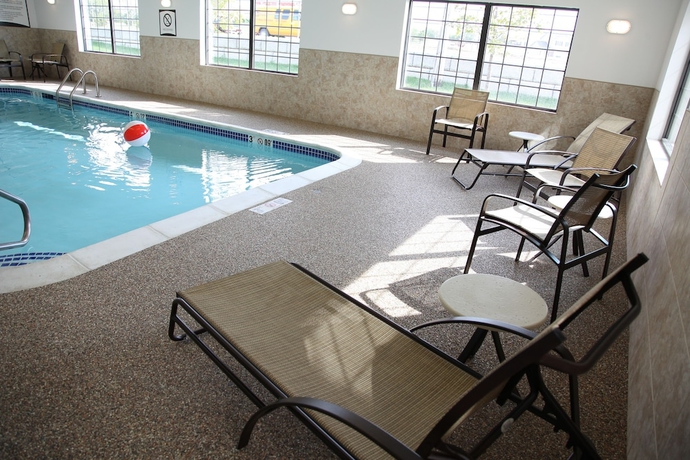 Imagen de la piscina del Hotel Staybridge Suites Lincoln Northeast, An Ihg. Foto 17