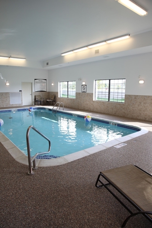 Imagen de la piscina del Hotel Staybridge Suites Lincoln Northeast, An Ihg. Foto 19