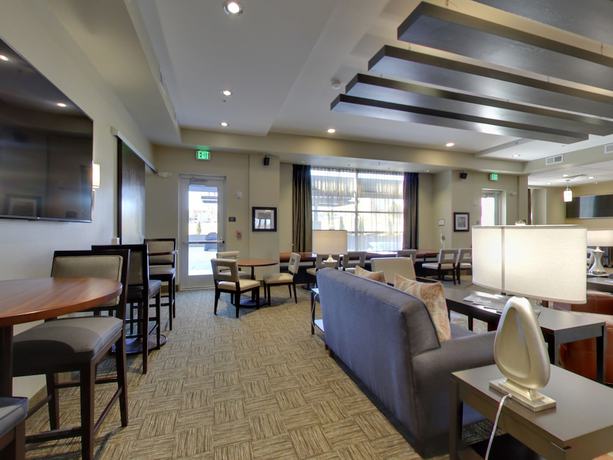 Imagen del bar/restaurante del Hotel Staybridge Suites Madison - Fitchburg, an IHG. Foto 5