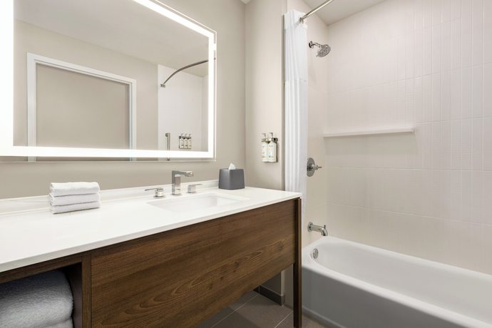 Imagen de la habitación del Hotel Staybridge Suites Montr&eacute;al Airport - St-Laurent by IHG. Foto 10