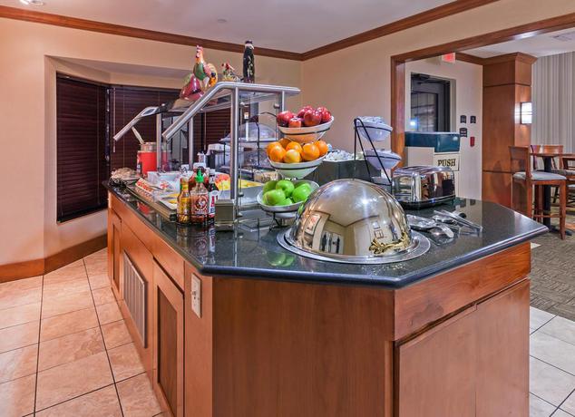 Imagen del bar/restaurante del Hotel Staybridge Suites Nw Near Six Flags Fiesta. Foto 3