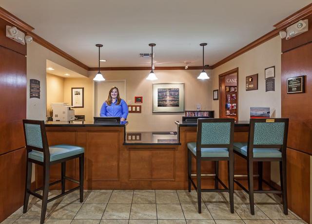 Imagen de los interiores del Hotel Staybridge Suites Nw Near Six Flags Fiesta. Foto 4
