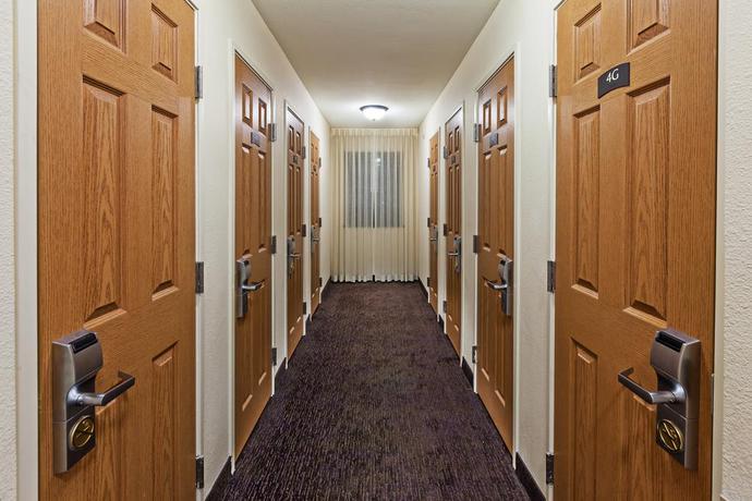 Imagen de los interiores del Hotel Staybridge Suites Nw Near Six Flags Fiesta. Foto 5
