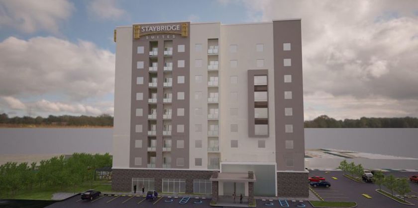 Imagen de la piscina del Hotel Staybridge Suites Puebla. Foto 15