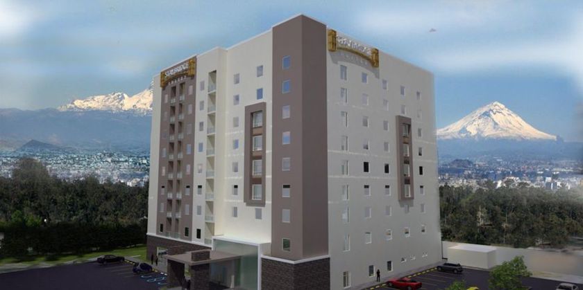 Imagen de la piscina del Hotel Staybridge Suites Puebla. Foto 16