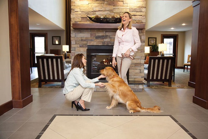 Imagen de los interiores del Hotel Staybridge Suites Rochester - Commerce Dr Nw, An Ihg. Foto 18