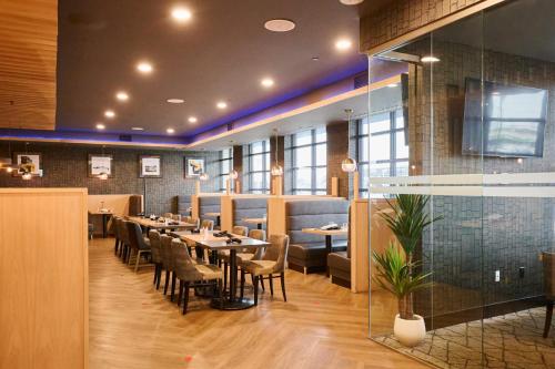 Imagen del bar/restaurante del Hotel Staybridge Suites St Catharines Conf Ctr by IHG. Foto 7