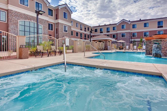 Imagen de la piscina del Hotel Staybridge Suites Tucson Airport, An Ihg. Foto 17