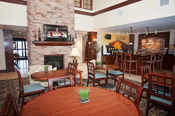 Imagen de los interiores del Hotel Staybridge Suites Wichita, An Ihg. Foto 17