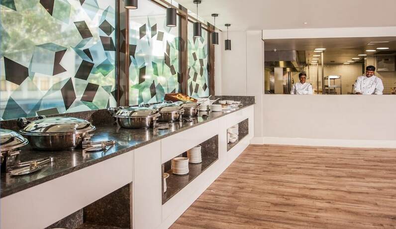 Imagen del bar/restaurante del Hotel Stayeasy Cape Town City Bowl. Foto 14