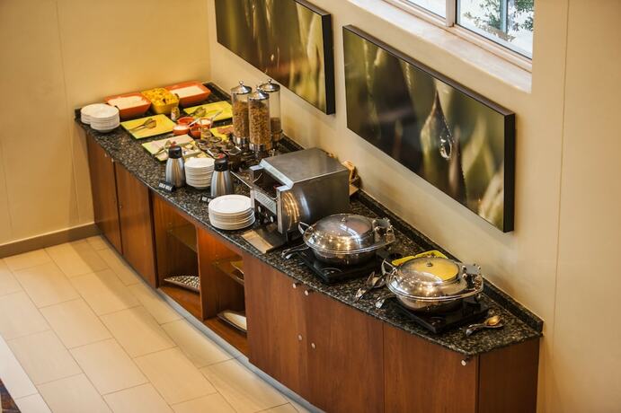 Imagen del bar/restaurante del Hotel Stayeasy Pretoria. Foto 18