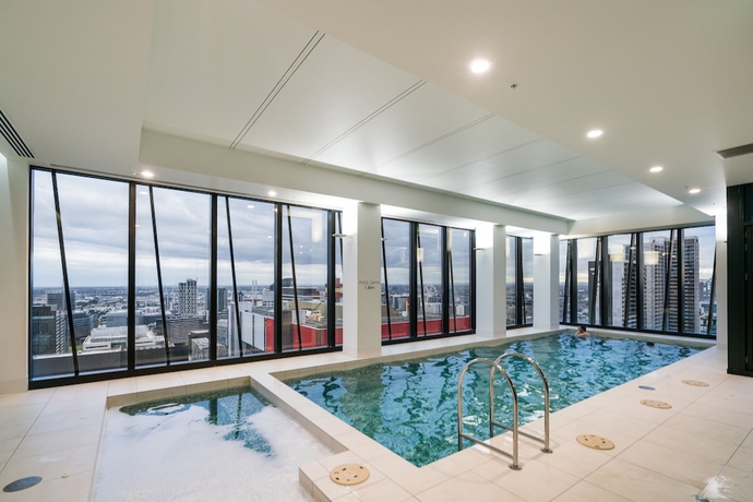 Imagen de la piscina del Hotel Stayicon Serviced Apartment On Collins. Foto 19