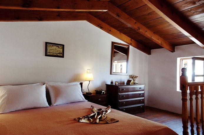 Imagen de la habitación del Hotel Stefanos Village. Foto 6