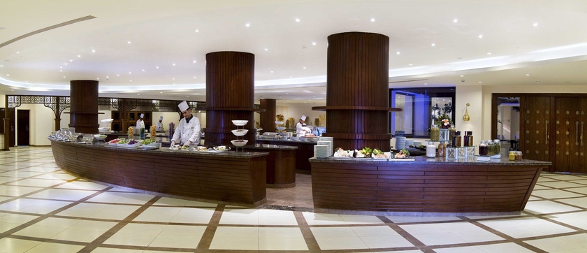 Imagen del bar/restaurante del Hotel Steigenberger Aqua Magic. Foto 3