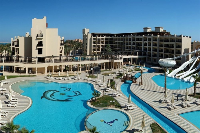 Imagen de la piscina del Hotel Steigenberger Aqua Magic. Foto 16