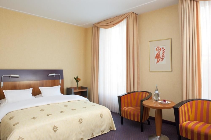 Imagen de la habitación del Hotel Steigenberger Graf Zeppelin. Foto 4